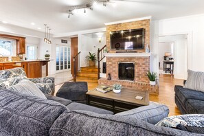 Smart TV, fireplace, offices - Majestic Ardsley Park Home On Magnolia-lined Street by Lucky Savannah (Savannah)