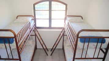 Dormitório compartilhado econômico, em dormitório misto, vista para o rio, ao lado da praia | Individualmente decorados, individualmente mobiliados, escrivaninha