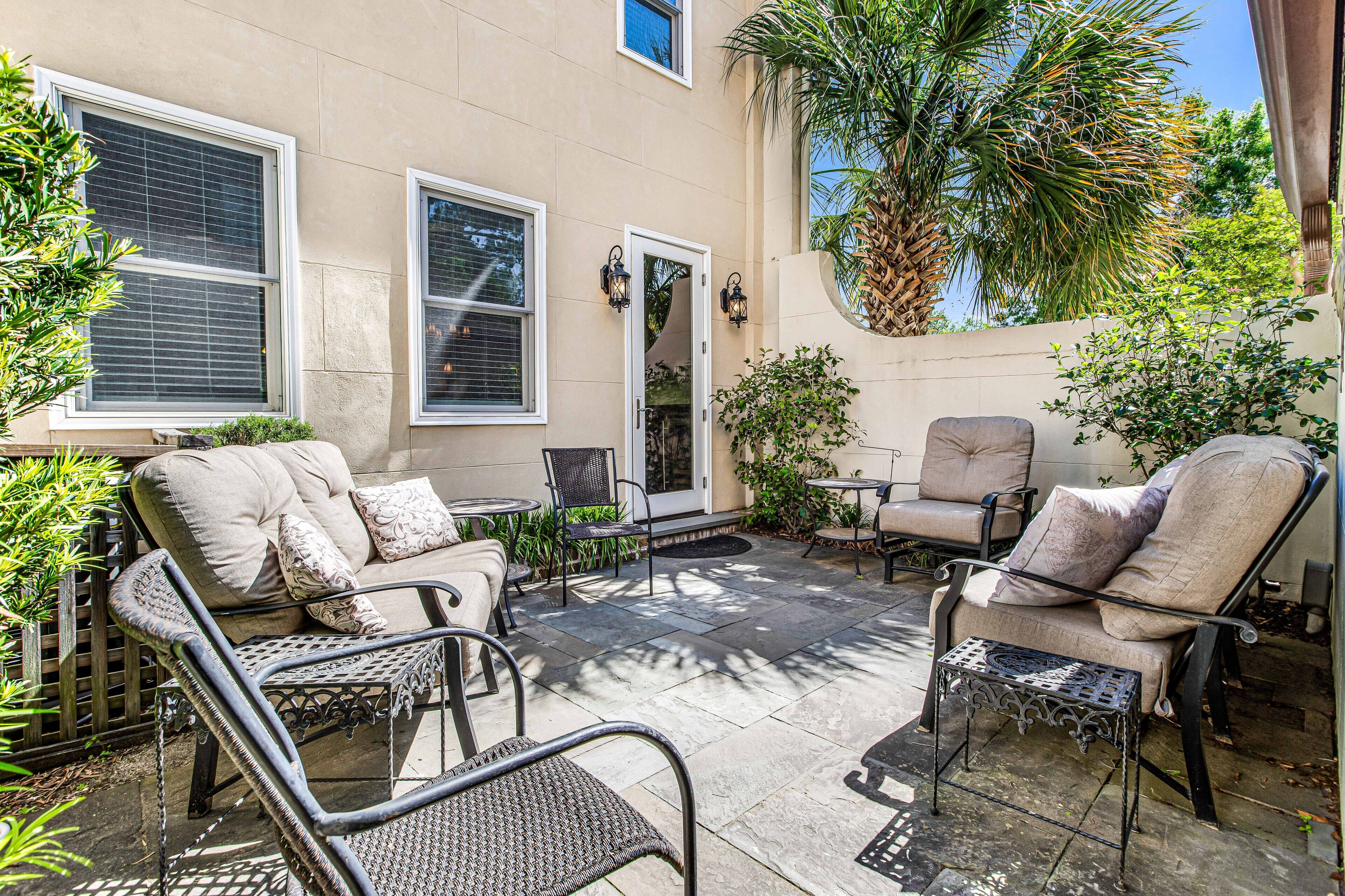 Perfect Family Getaway on Broughton with Parking and Patio by Lucky Savannah