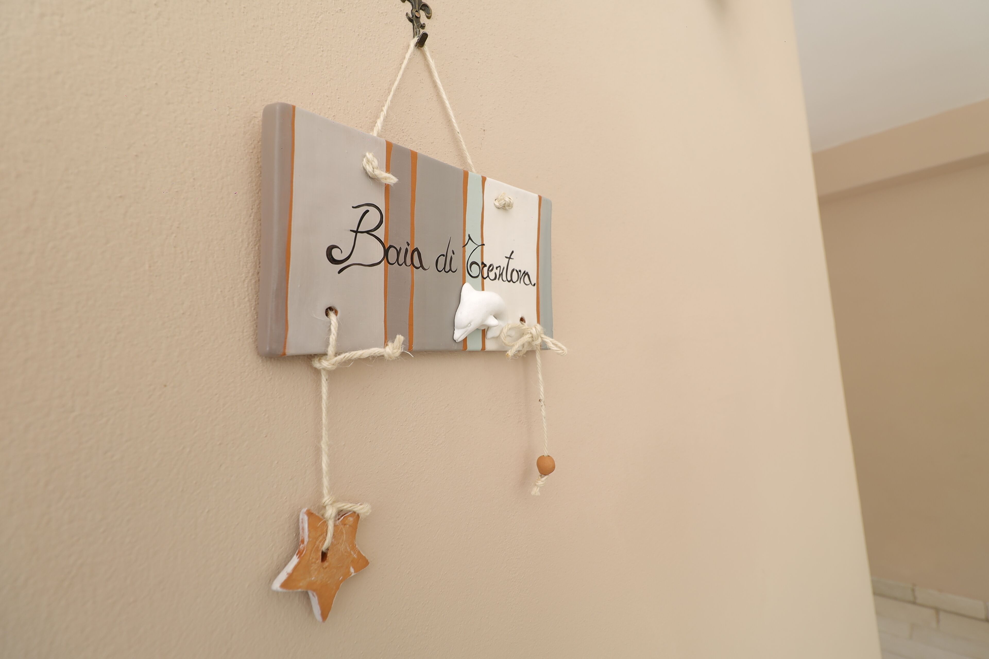 A wall-mounted sign with the text "Bain di Creston."
