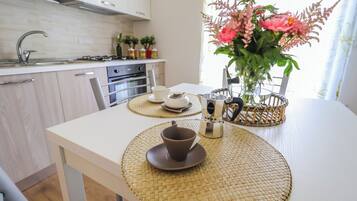 GroĂer KĂŒhlschrank, Ofen, Herdplatte, Espressomaschine