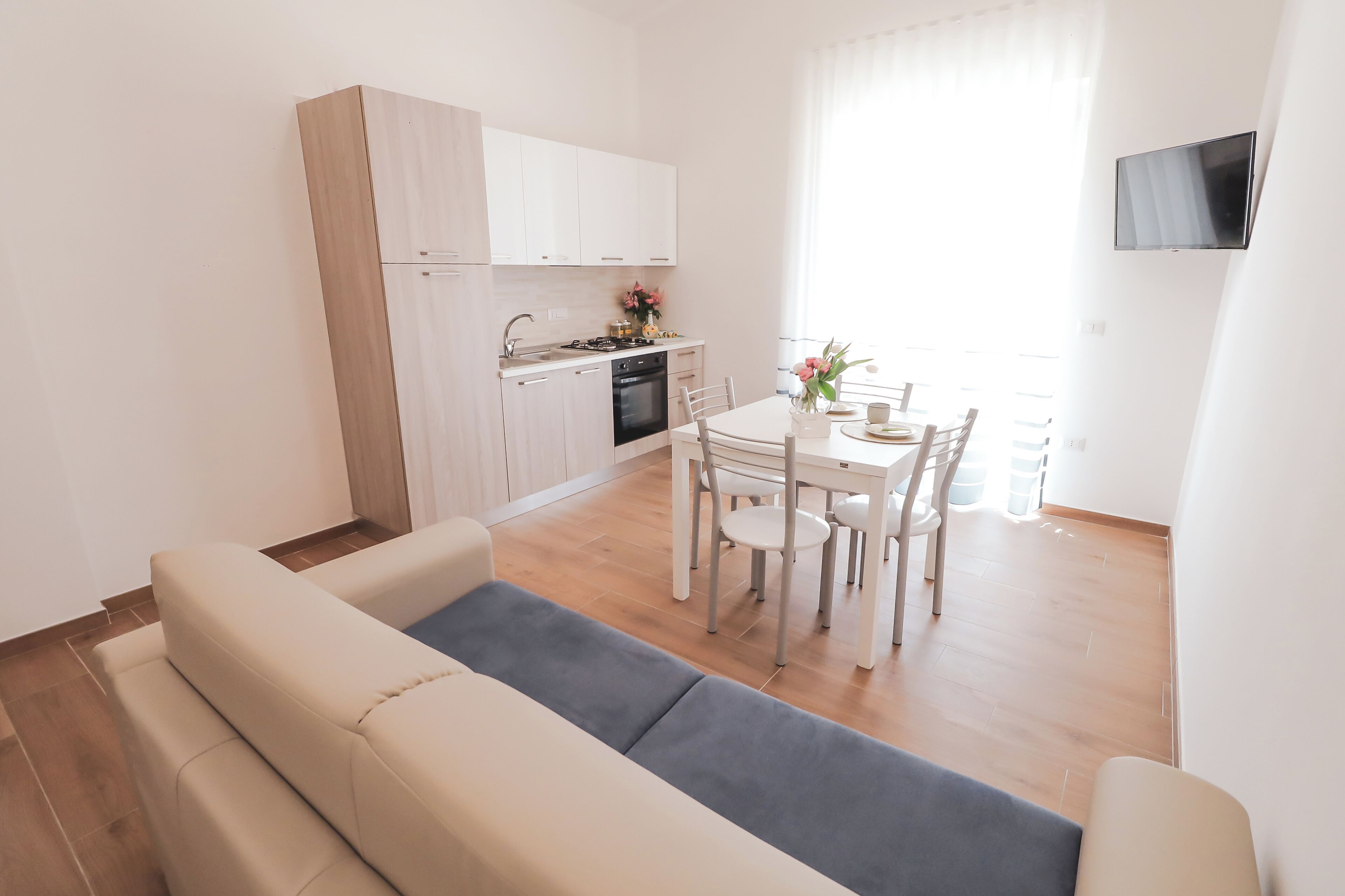 Großer Kühlschrank, Ofen, Herdplatte, Espressomaschine