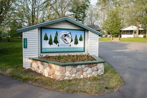 Property grounds - Goshorn Lake Resort Cottage #17 (Saugatuck)