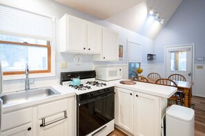 Fridge, microwave, oven, stovetop - Goshorn Lake Resort Cottage #17 (Saugatuck)