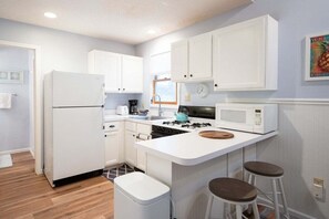 Fridge, microwave, oven, stovetop - Goshorn Lake Resort Cottage #17 (Saugatuck)