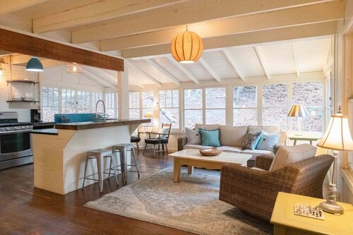 Beach Nest - Classic Grand Haven Cottage with Lake Michigan access sleeps 10