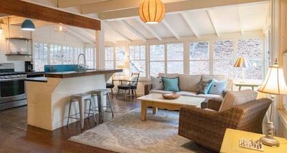 Beach Nest - Classic Grand Haven Cottage with Lake Michigan access sleeps 10