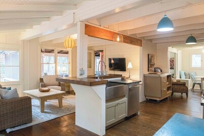 Beach Nest - Classic Grand Haven Cottage with Lake Michigan access sleeps 10