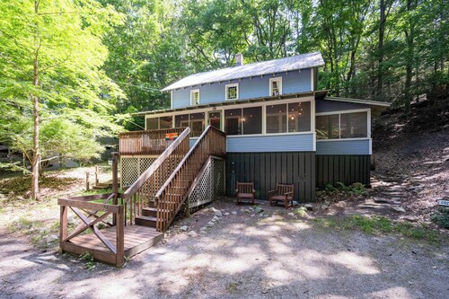 Vintage Lake MI Cottage | Walk to Beach | Screened Porch