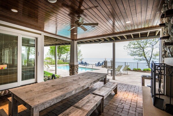 تناول الطعام بالخارج