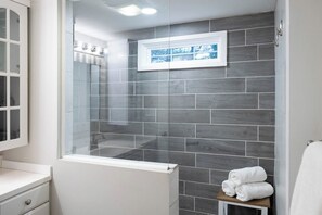 Dusche, Haartrockner, Handtücher