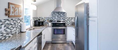 Refrigerador, microondas, horno, placa de cocina