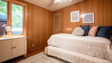 4 bedrooms, iron/ironing board, free WiFi, bed sheets