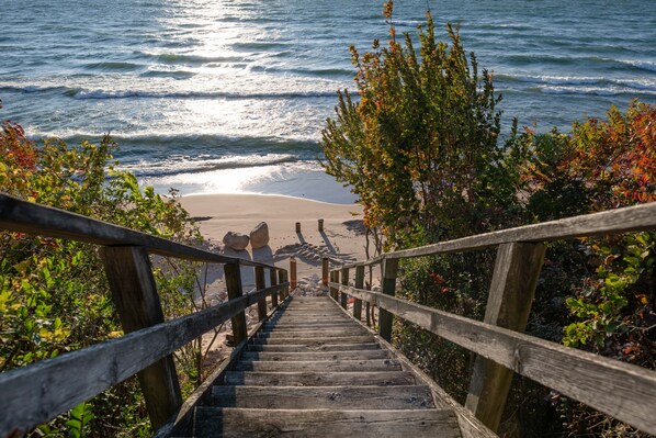 En la playa y toallas de playa 