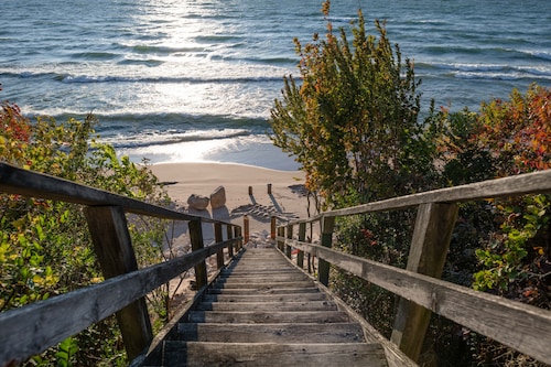 Low-bluff cottage with private Lake Michigan beach
