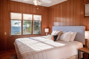 4 bedrooms, iron/ironing board, free WiFi, bed sheets - Lakefront Cottage | Private Beach + Sunset Views (Holland)