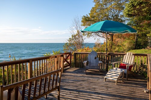 Low-bluff cottage with private Lake Michigan beach