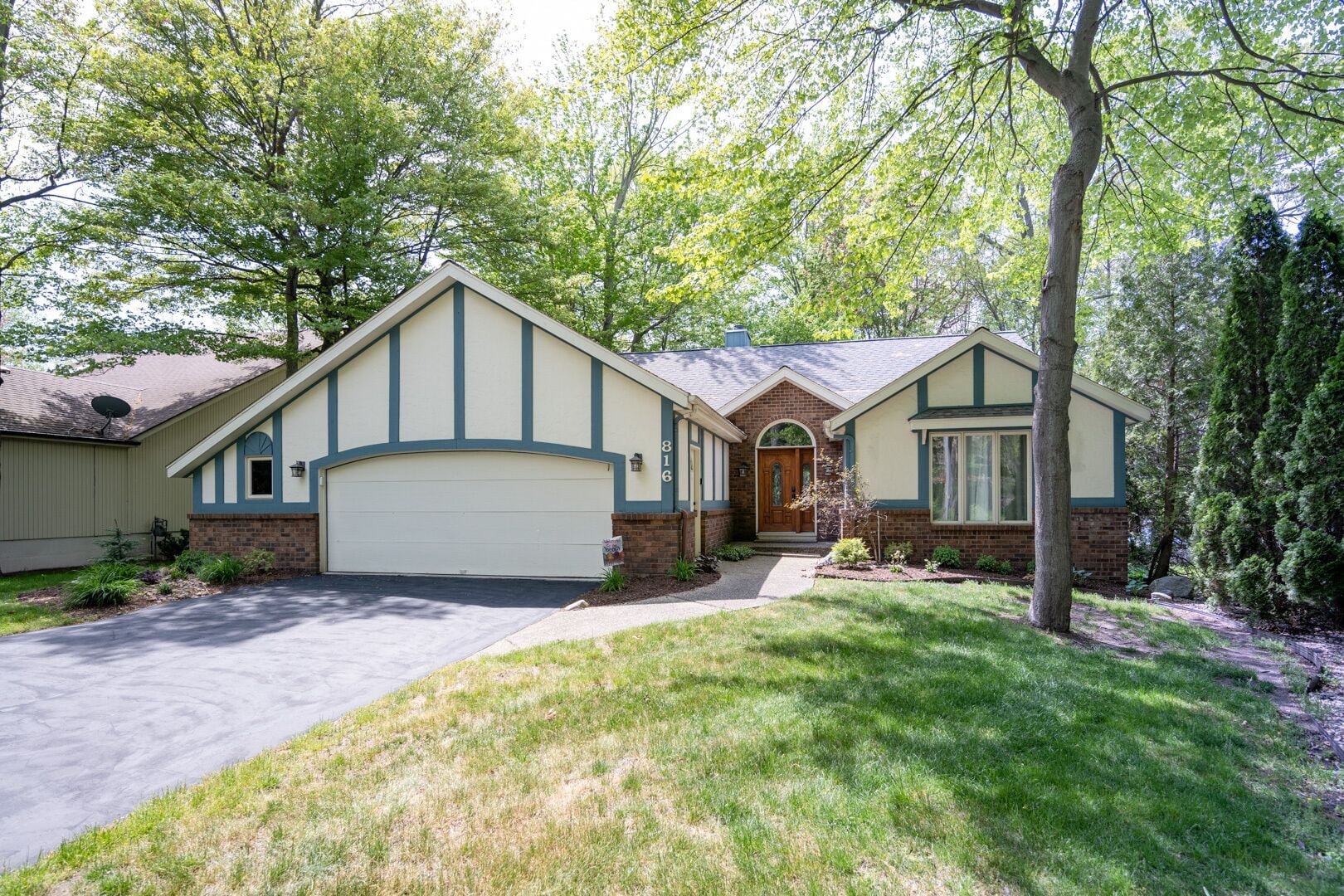 Bright and cheery Macatawa lakefront cottage - Sleeps 8