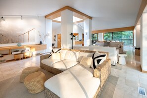 Smart TV - Huge Mid Century Beach Home w/Beach Access (Macatawa)