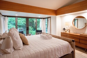 6 bedrooms, iron/ironing board, free WiFi, bed sheets - Huge Mid Century Beach Home w/Beach Access (Macatawa)