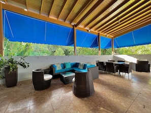 Outdoor dining - Luxury Villa with Pool, Heated Jacuzzi, & Terrace in El Yunque Rainforest (Río Grande)