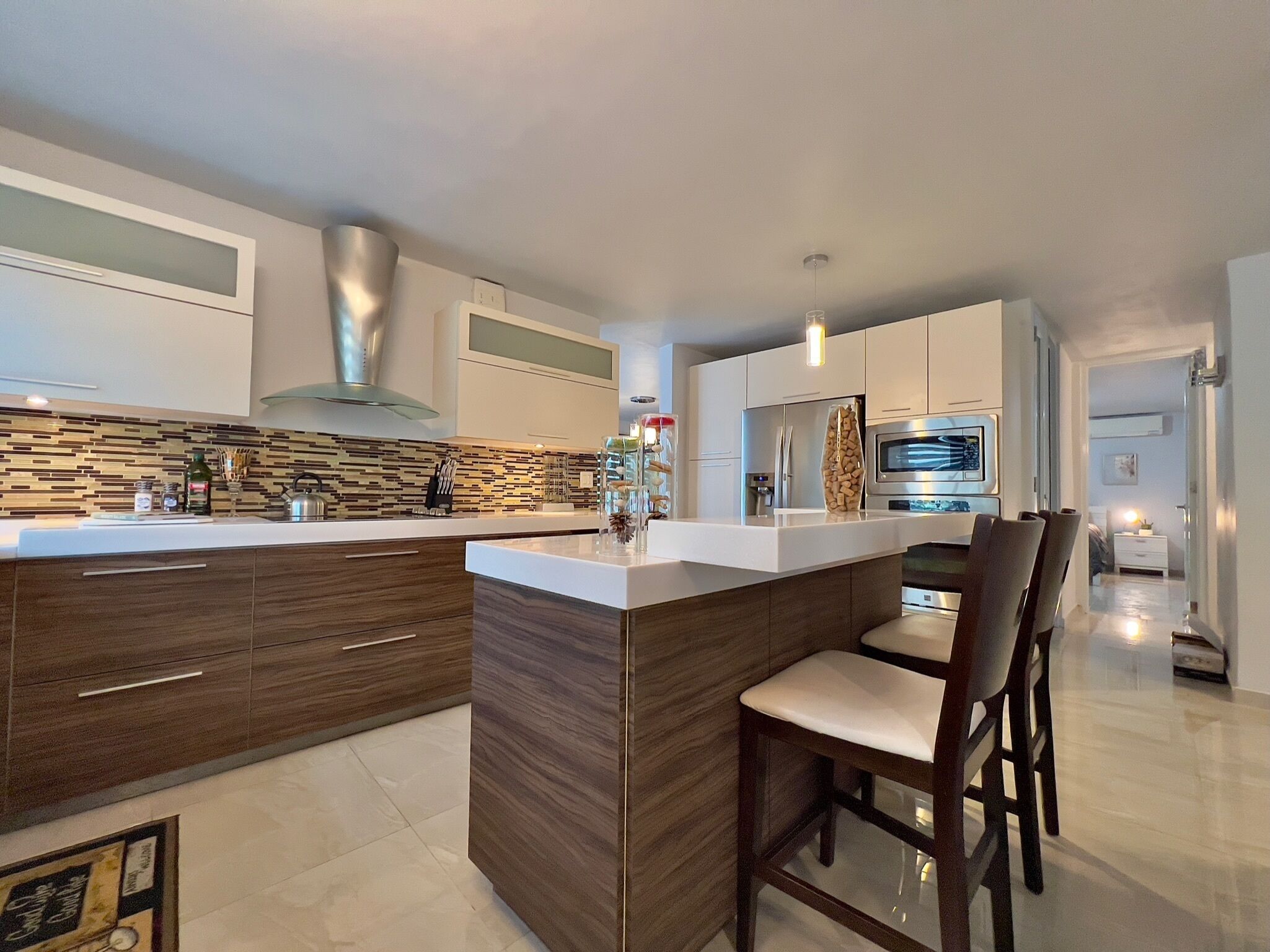 Kjøleskap, mikrobølgeovn, ovn og kokeplater