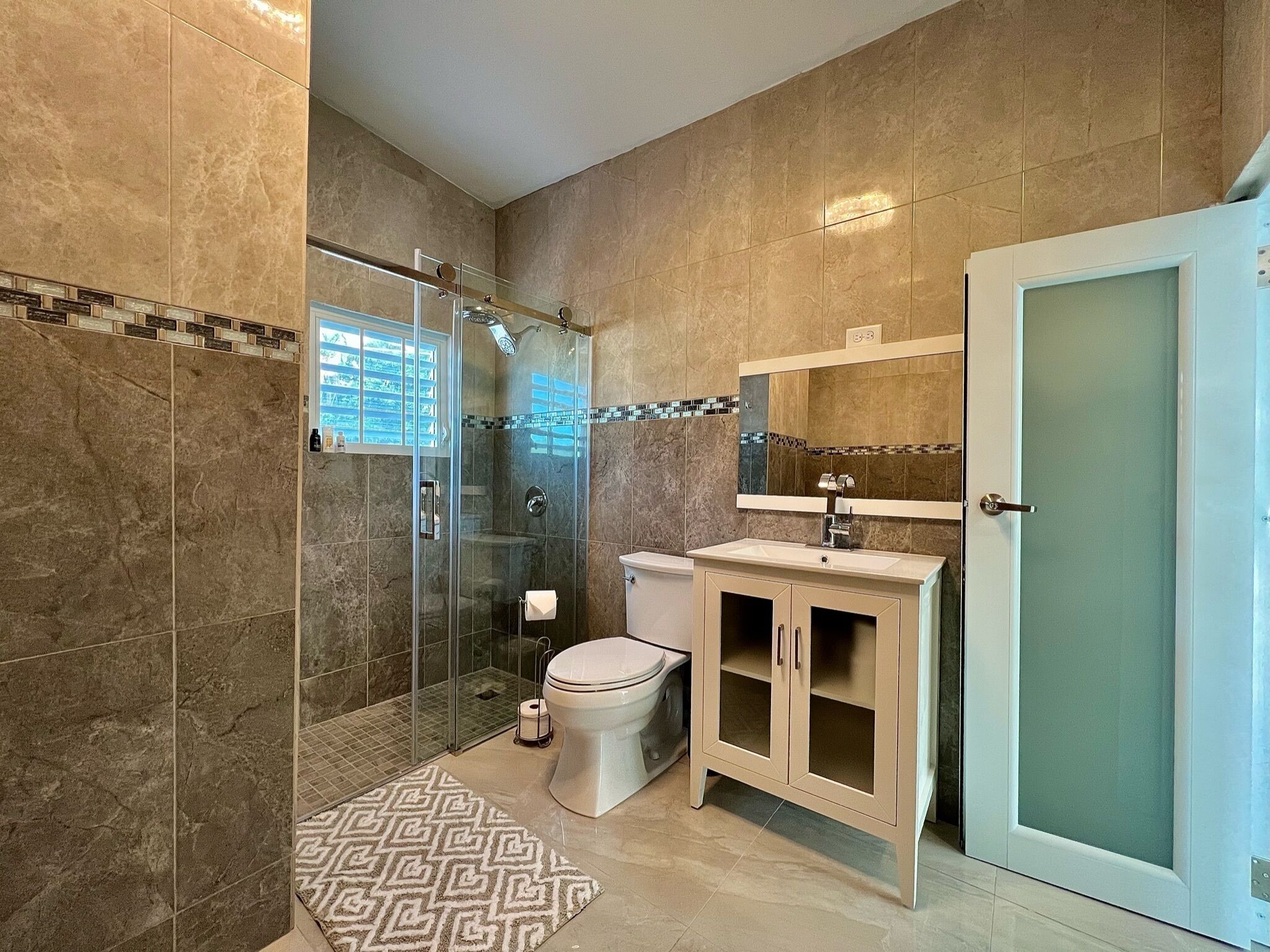 Een douche, een haardroger, een bidet, handdoeken
