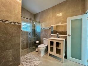Shower, hair dryer, bidet, towels - Luxury Villa with Pool, Heated Jacuzzi, & Terrace in El Yunque Rainforest (Río Grande)