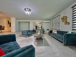 Smart TV, books - Luxury Villa with Pool, Heated Jacuzzi, & Terrace in El Yunque Rainforest (Río Grande)