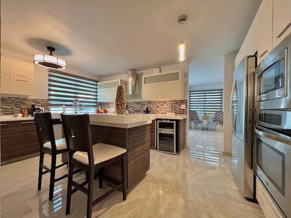 Fridge, microwave, oven, stovetop - Luxury Villa with Pool, Heated Jacuzzi, & Terrace in El Yunque Rainforest (Río Grande)