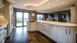 Luxury House, Ensuite, Mountain View (Cleabarrow View) | Private kitchen - Cleabarrow View (Kendal)