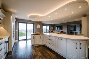 Luxury House, Ensuite, Mountain View (Cleabarrow View) | Private kitchen - Cleabarrow View (Kendal)