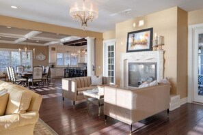 Smart TV, offices - Luxurious 6 bedroom estate with lake view & beach (Fennville)