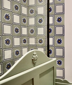Dusche, kostenlose Toilettenartikel, Haartrockner