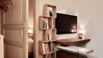 1 slaapkamer, een bureau, een strijkplank/strijkijzer, wifi