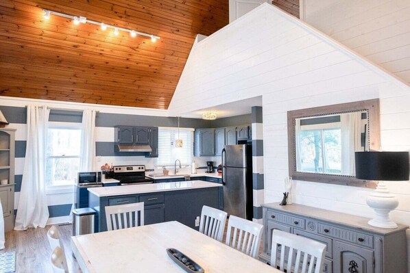 ثلاجة، ميكروويف، فرن، موقد طهي مسطح