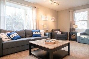 Smart TV - Cozy Retreat just blocks from Lake Michigan views (Douglas)