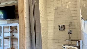 Traditional Double Room, Private Bathroom, Pool View (Petite Villa ch 707) | Bathroom