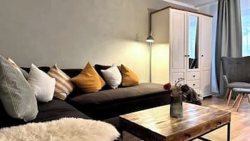 Een televisie, boeken en een kantoor