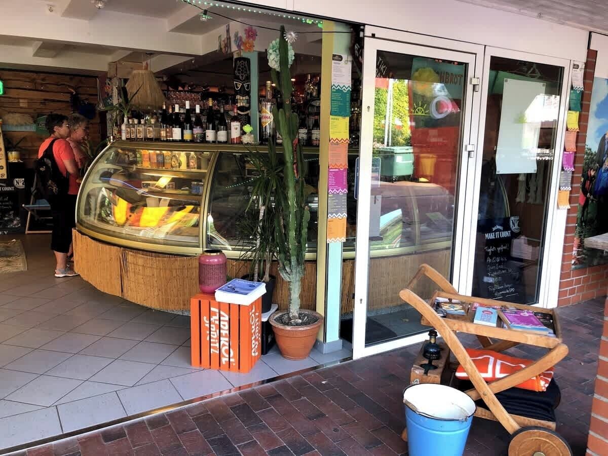 5 Minuten zur Cocktails und Fischbrötchen in der Seefoodbar Yamacito im Dorf.