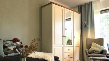 1 slaapkamer, een strijkplank/strijkijzer, reisbedje, gratis wifi