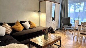 En stue med sofa, sofabord og stole.