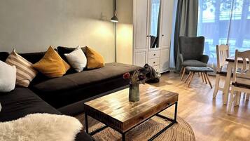 Fernseher, Bücher, Arbeitsbereiche