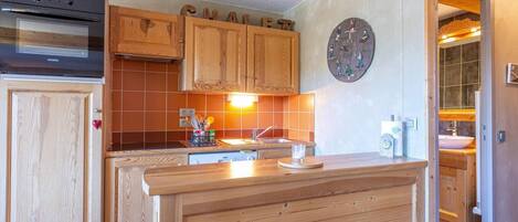 Frigorífico, microondas, horno y cafetera o tetera