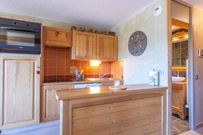 Kjøleskap, mikrobølgeovn, ovn og kaffetrakter/tekoker