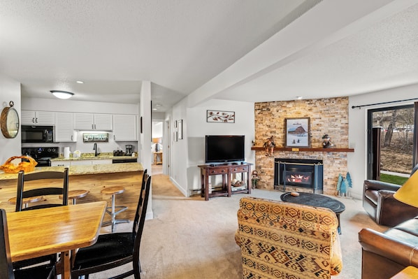 TV, fireplace