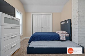 3 bedrooms, iron/ironing board, WiFi, bed sheets - Downtown Holland Charmer (Holland)