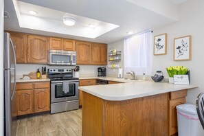 Refrigerador, microondas, horno y parrilla de estufa 