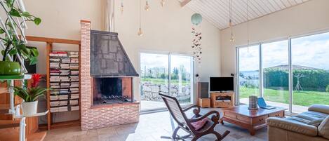 Una televisión, una chimenea, un reproductor estéreo