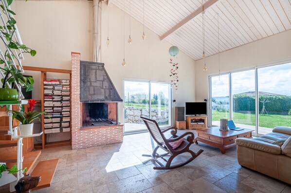 Fernseher, Kamin, Stereoanlage